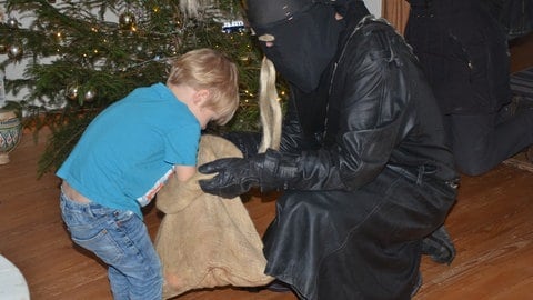 Für die Kinder haben die Belzemärtel Süßes im Sack