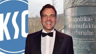 Christoph Gröner vor KSC-Logo und Majolika-Banner