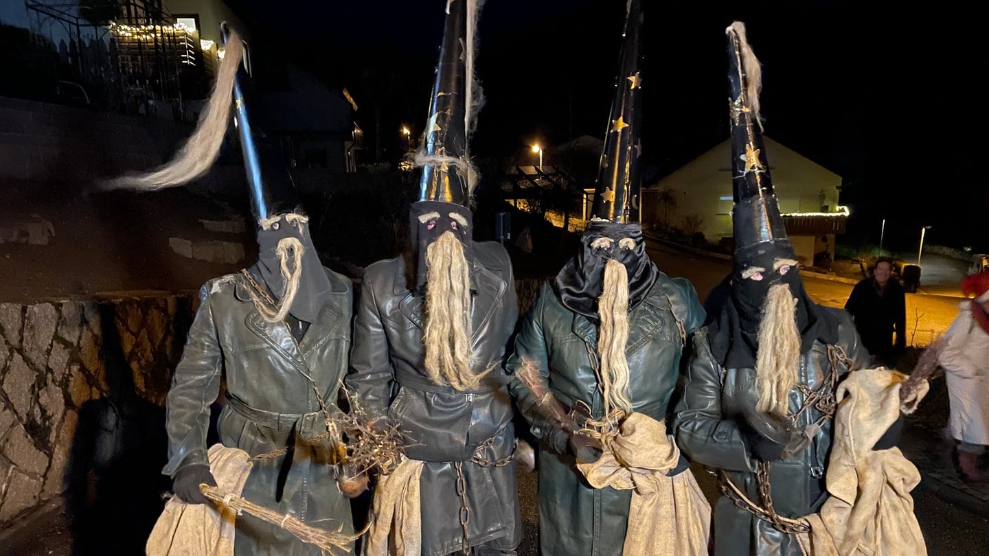 Die Belzemärtel in ihrer traditionellen Verkleidung in Gernsbach-Reichental