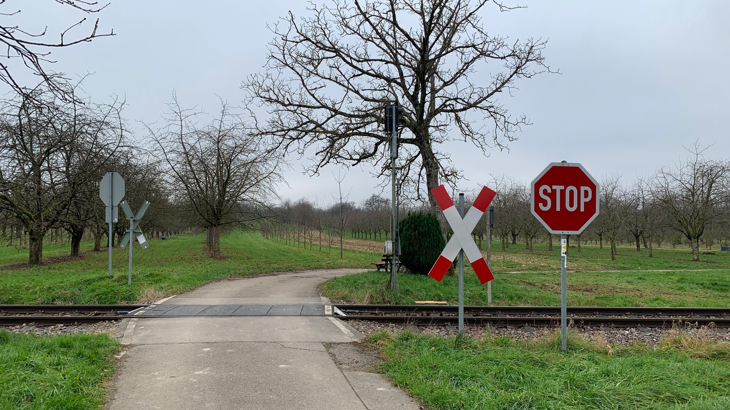 Ein Bahnübergang in Achern. Seit Jahrzehnten gibt es Diskussionen um vier Bahnübergänge zwischen Achern und Ottenöfen. Nun sollen drei von ihnen geschlossen werden.