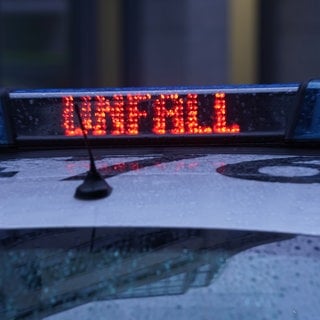 Der Schriftzug "Unfall" ist neben dem Blaulicht auf dem Dach eines Polizeiautos zu lesen. Auf der A5 hat es einen Unfall bei Karlsdorf-Neuthard gegeben.