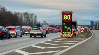 Nach einem Unfall auf der A5 bei Bruchsal wurden die Fahrzeuge vorübergehend über die linke Fahrbahn abgeleitet.