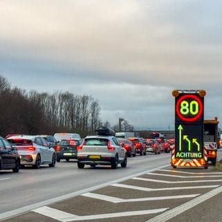 Nach einem Unfall auf der A5 bei Bruchsal wurden die Fahrzeuge vorübergehend über die linke Fahrbahn abgeleitet.