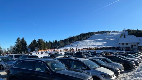 Am Seibelseckle im Schwarzwald lockte der Schnee viele Skifahrer an.