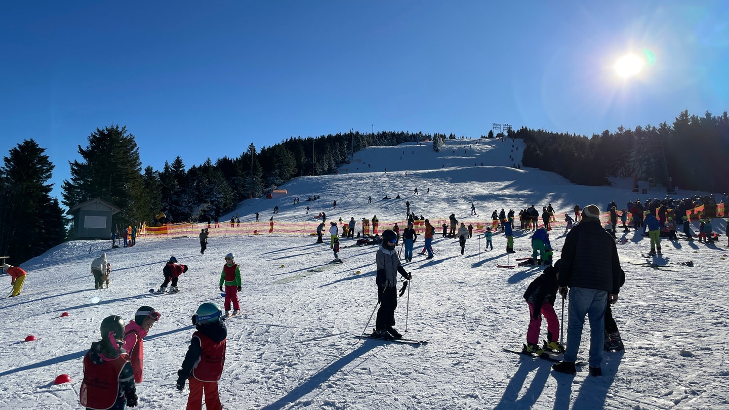 Am Seibelseckle im Schwarzwald lockte der Schnee viele Skifahrer an.