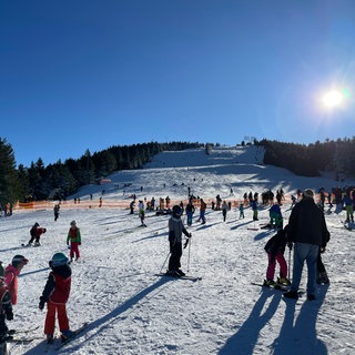 Am Seibelseckle im Schwarzwald lockte der Schnee viele Skifahrer an.