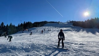 Am Seibelseckle im Schwarzwald lockte der Schnee viele Skifahrer an.