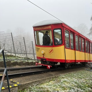 Die Turmbergbahn mit ihren gelb-roten Wagen aus den Sechziger Jahren soll ausgemustert werden