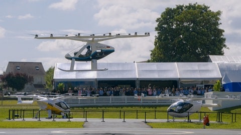 Ein älteres Modell des Flugtaxis von Volocopter hob in Versailles bei Paris ab.