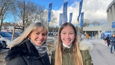 Alexandra Schilling und ihre Tochter Sofia drücken ihrem KSC für die Rückrunde die Daumen.