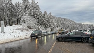 Voller Parkplatz und Autoschlange auf der Zufahrt zum Mummelsee. Auch rund um den Mummelsee war am Wochenende viel los.