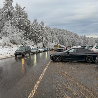 Voller Parkplatz und Autoschlange auf der Zufahrt zum Mummelsee. Auch rund um den Mummelsee war am Wochenende viel los.