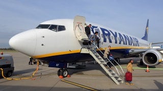 Ryanair-Flugzeug am Flughafen KarlsruheBaden-Baden