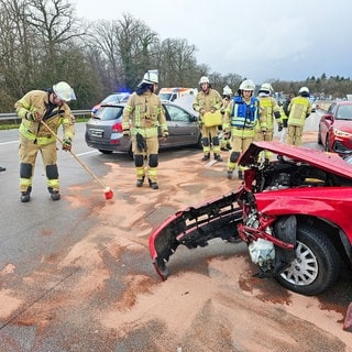 Reinigungsarbeiten der Feuerwehr nach einem Unfall auf der A8 bei Kämpfelbach.