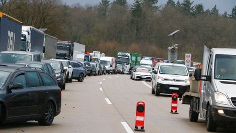 Stau nach einem Unfall bei Kämpfelbach auf der A8