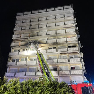 In Gaggenau (Landkreis Rastatt) hat es in der Nacht auf Freitag in einem Hochhaus gebrannt. 