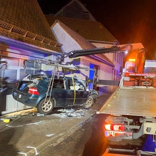 Ein schwer beschädigtes Auto, das nach einer Verfolgungsfahrt mit der Polizei in Pfinztal bei einem Unfall gegen eine Garage prallte.