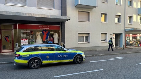 Ein Polizeiauto steht vor einem Haus in Bruchsal.