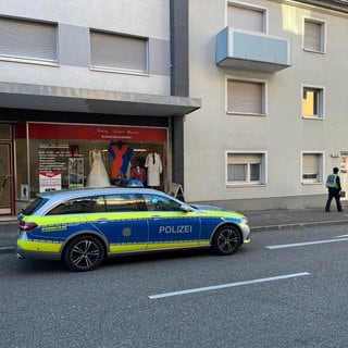 Ein Polizeiauto steht vor einem Haus in Bruchsal.