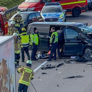 Nach einem Unfall war die A5 Richtung Karlsruhe bei Malsch voll gesperrt. Eine Person musste aus einem Auto befreit werden.