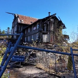 Die Ruine des früheren Kurhauses Hundseck an der B500