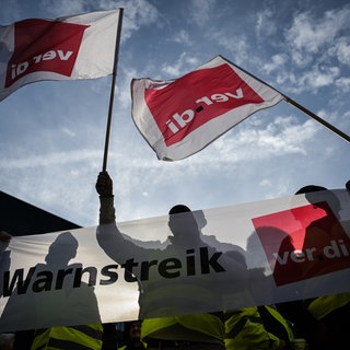 Streikende schwenken ver.di Fahnen. Warnstreiks im öffentlichen Dienst Karlsruhe. Kitas, Kliniken, Müllabfuhr betroffen.