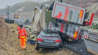 Die A8 ist nach einem Lkw-Unfall bei Friolzheim in Fahrtrichtung Karlsruhe gesperrt.