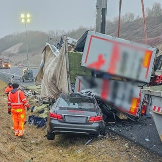 Die A8 ist nach einem Lkw-Unfall bei Friolzheim in Fahrtrichtung Karlsruhe gesperrt.