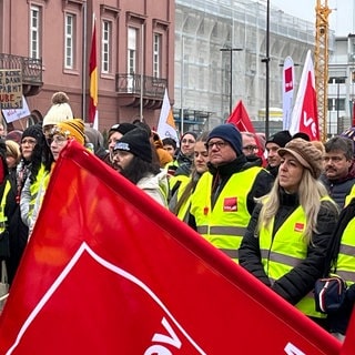 Die Kundgebung zum Warnstreik im öffentlichen Dienst auf dem Marktplatz in Karlsruhe.