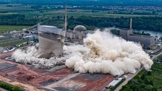 Archivbild: Kühltürme des stillgelegten Atomkraftwerks fallen nach der Sprengung zusammen. Der Streit um die Entsorgung des Bauschutts im Enzkreis ist jetzt beigelegt.