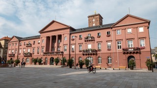 Das Rathaus der Stadt Karlsruhe auf dem Marktplatz.