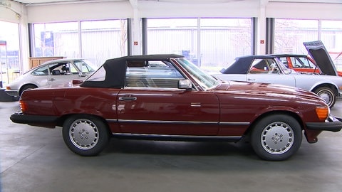 Der Mercedes 560 SL sei in einem Top Zustand, sagt der Autohändler