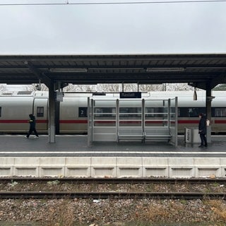 ICE hält am Bahnhof Rastatt an der Rheintalstrecke