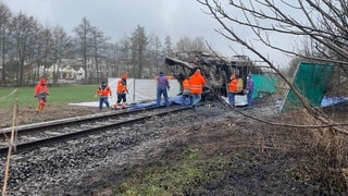 Nach einem Unfall mit einer Stadtbahn und einem Tanklaster untersuchten mehrere Experten die Unfallstelle bei Ubstadt-Weiher.