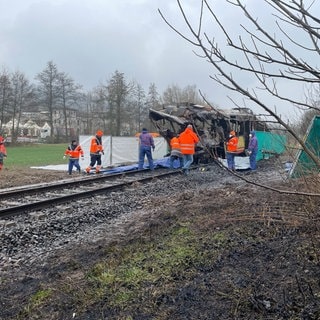 Nach einem Unfall mit einer Stadtbahn und einem Tanklaster untersuchten mehrere Experten die Unfallstelle bei Ubstadt-Weiher.