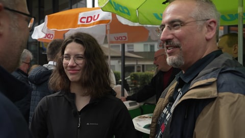  Claire mit Vater Florian Gantner (beide CDU) im Gespräch mit Menschen.