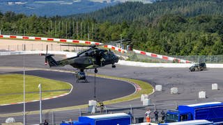 Hubschrauber und THW-Fahrzeige am Nürburgring in der Eifel wegen Flutkatastrophe