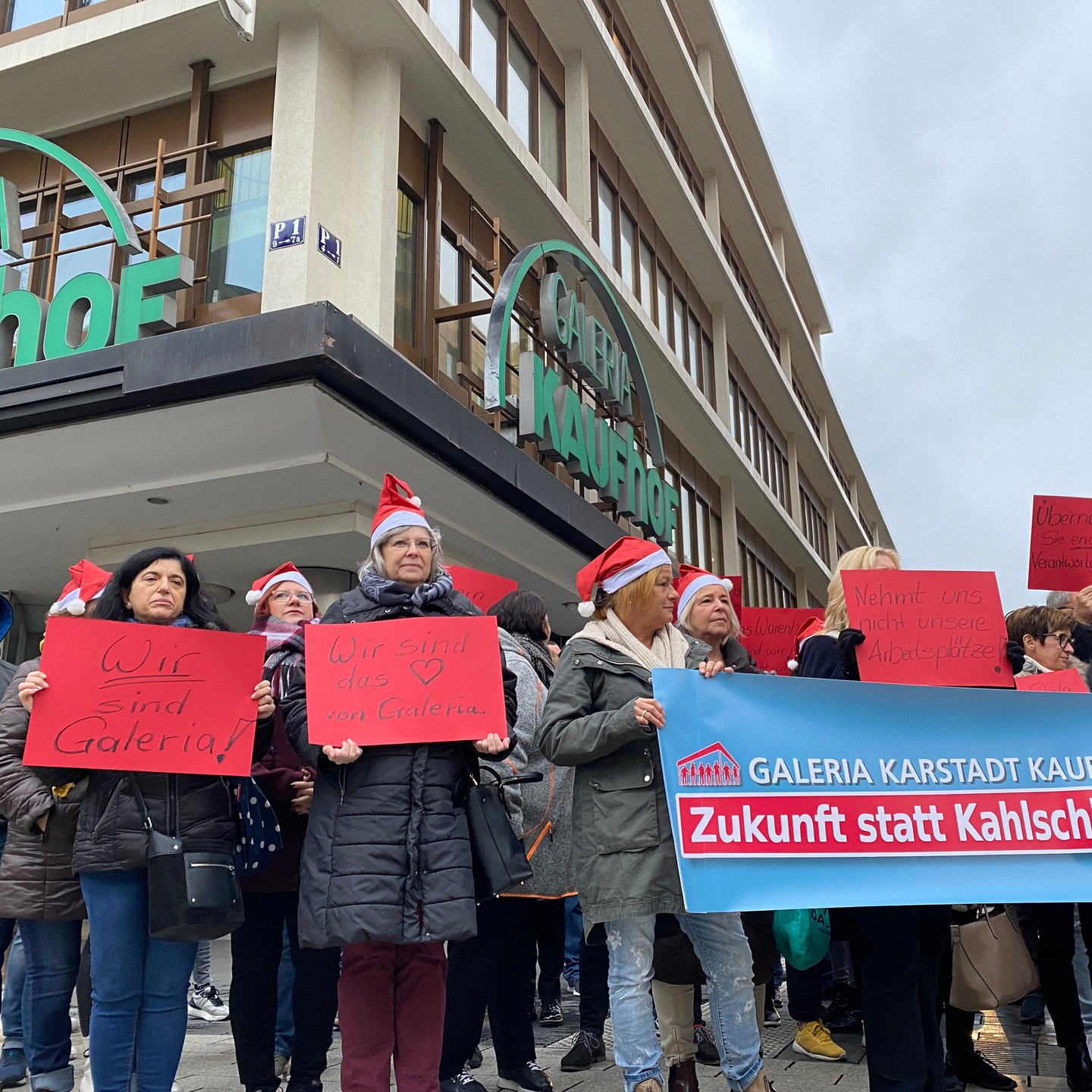 Galeria Karstadt Kaufhof-Beschäftigte In Mannheim Protestieren - SWR ...