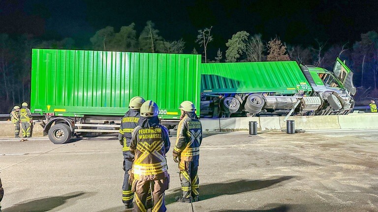 Auf Der A5: Lkw Kracht In Mittelleitplanke Und Kippt Um - SWR Aktuell