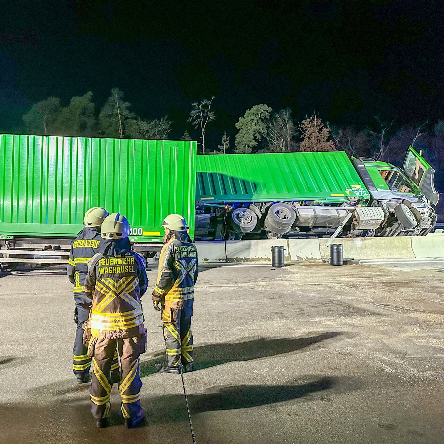 Auf Der A5: Lkw Kracht In Mittelleitplanke Und Kippt Um - SWR Aktuell