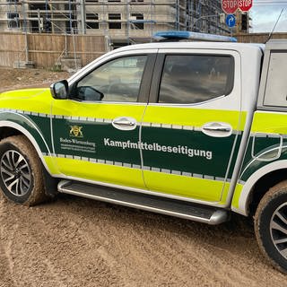 Einsatzfahrzeug mit Aufschrift "Kampfmittelbeseitigung Baden-Württemberg" bei der Entschärfung einer Bombe