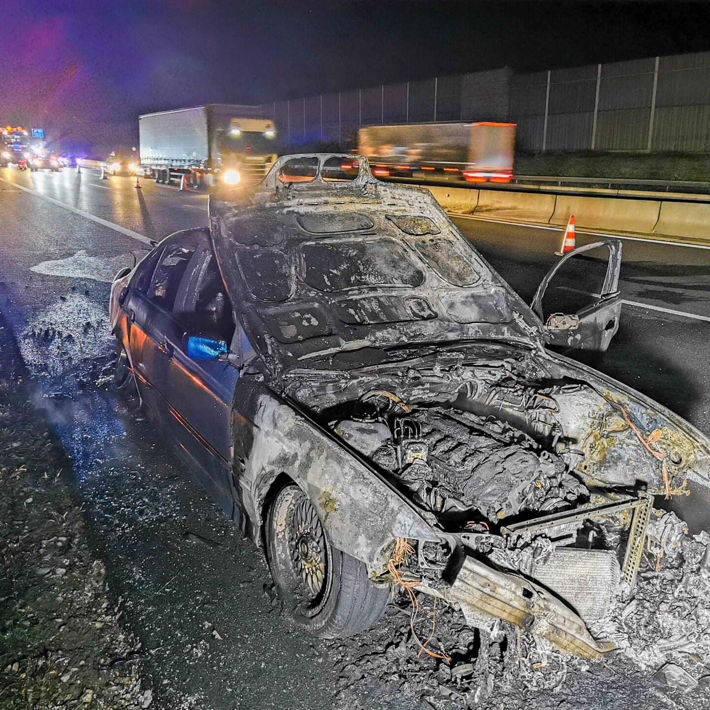 BMW Brennt Auf A6 Bei Sinsheim Vollständig Aus - SWR Aktuell