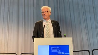 Ministerpräsident Winfried Kretschmann (Grüne) spricht auf der Versammlung des Städtetags in Heidelberg