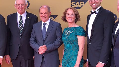 Auf der Gala zum 50-Jährigen Bestehen des Softwareriesen SAP abgelichtet: Ministerpräsident Winfried Kretschmann (Grüne), Bundeskanzler Olaf Scholz (SPD) und die SAP-Vorstandsmitglieder Julia White und Thomas Saueressig.