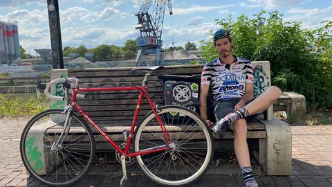 Fahrradkurier Jonas Hansal aus Mannheim in der Mittagspause