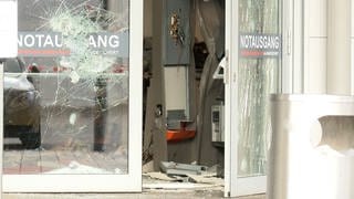 Unbekannte haben einen Geldautomat in einem Einkaufszentrum in Mannheim-Vogelstang gesprengt