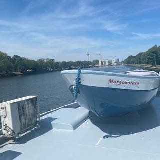 Binnenschiffe bekommen Niedrigwasser auf dem Rhein in Mannheim zu spüren.