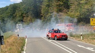 Rauch nach Zusammenstoß Auto mit Motorrad bei Schriesheim mit Einsatzwagen Feuerwehr