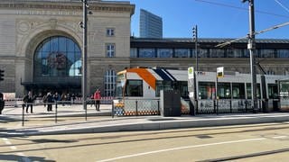 Straßenbahn hält an Haltestelle vor Mannheimer Hauptbahnhof