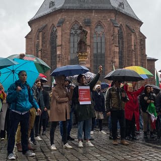 Vor dem Heidelberger Rathaus haben sich nach SWR-Informationen rund 100 Menschen versammelt. Das zentrale Motto der Kundgebung: "Frau, Leben, Freiheit". 